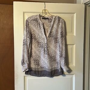 Rose & Olive 🫒 XS Gray/white beautiful 😍 design blouse V-neck with 2 buttons